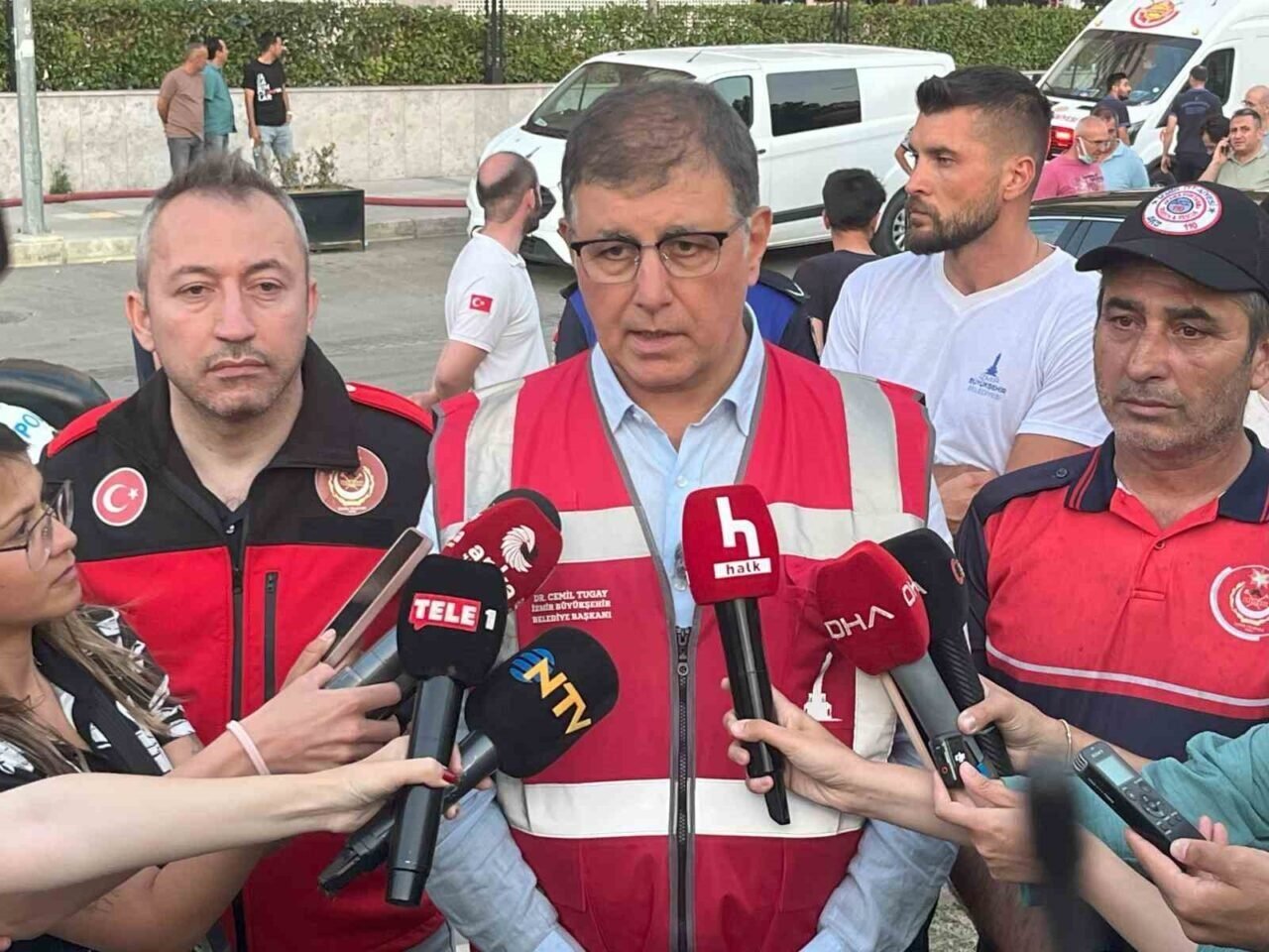 Başkan Tugay: "Yangında herhangi bir yaralanma yok" Başkan Tugay: "Yangında herhangi bir yaralanma yok"