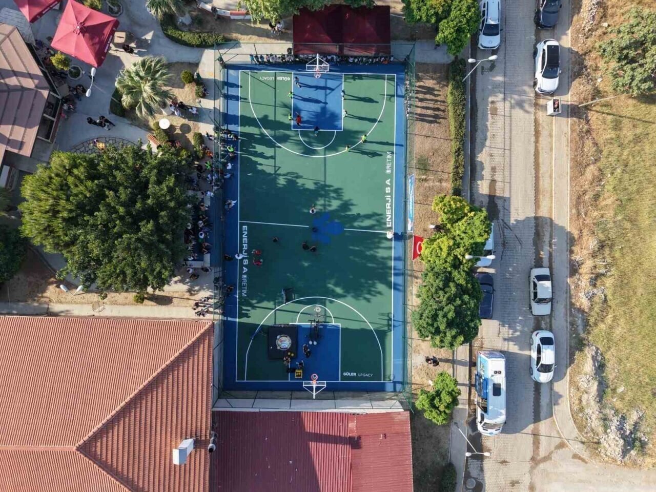 Başkan Zencirci gençlere sözünü tuttu, basket sahasını açtı