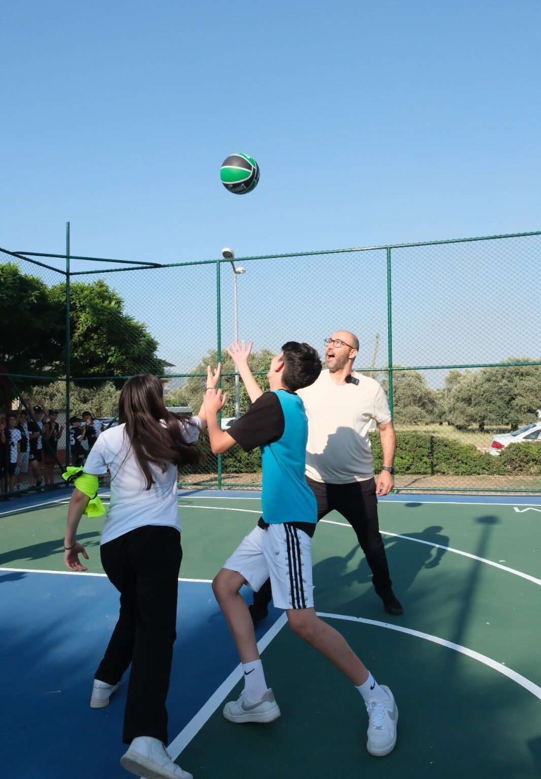 Başkan Zencirci gençlere sözünü tuttu, basket sahasını açtı