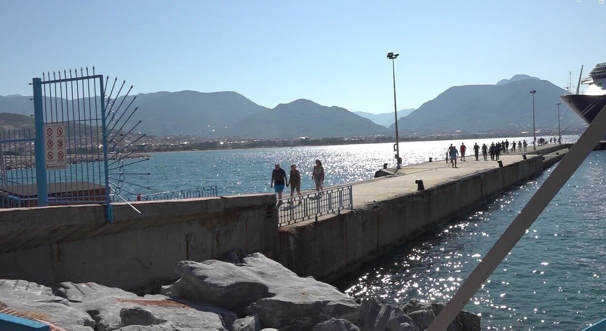 Bin 794 yolcu 740 mürettebatlı dev gemi Alanya’ya iskelesine demirledi