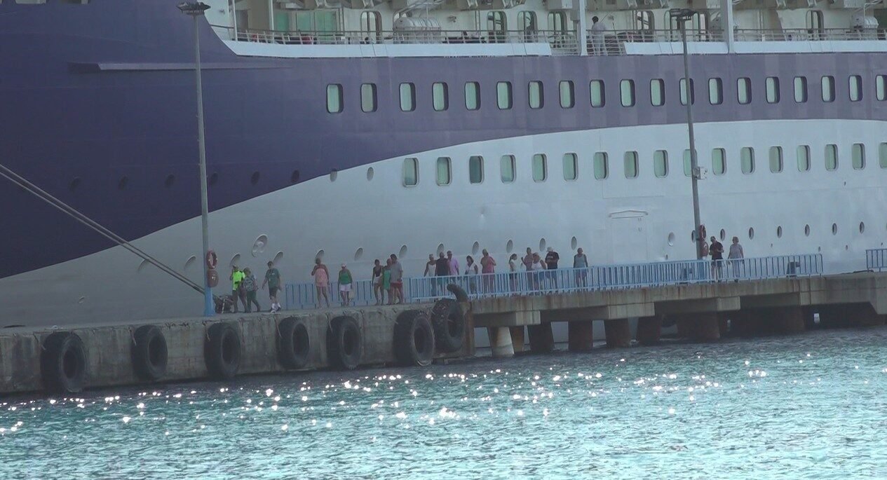 Bin 794 yolcu 740 mürettebatlı dev gemi Alanya’ya iskelesine demirledi