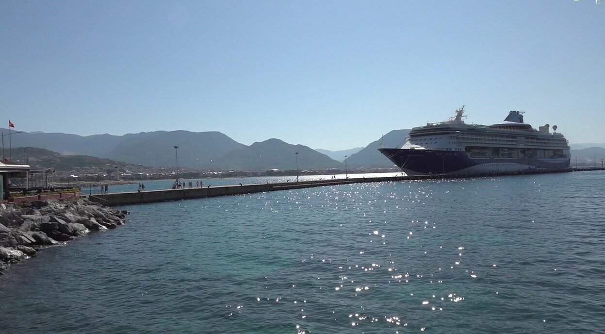 Bin 794 yolcu 740 mürettebatlı dev gemi Alanya’ya iskelesine demirledi Bin 794 yolcu 740 mürettebatlı dev gemi Alanya’ya iskelesine demirledi