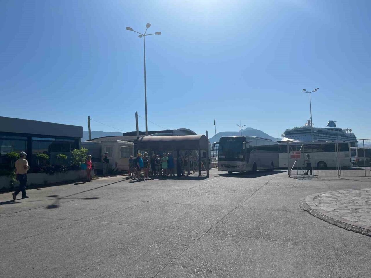 Bin 794 yolcu 740 mürettebatlı dev gemi Alanya’ya iskelesine demirledi