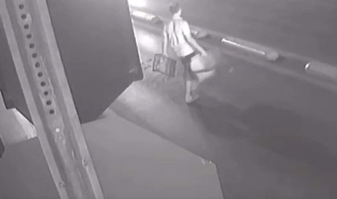 Aydın’ın Efeler ilçesinde bir şahıs, boşanmak isteyen karısının aracını ateşe