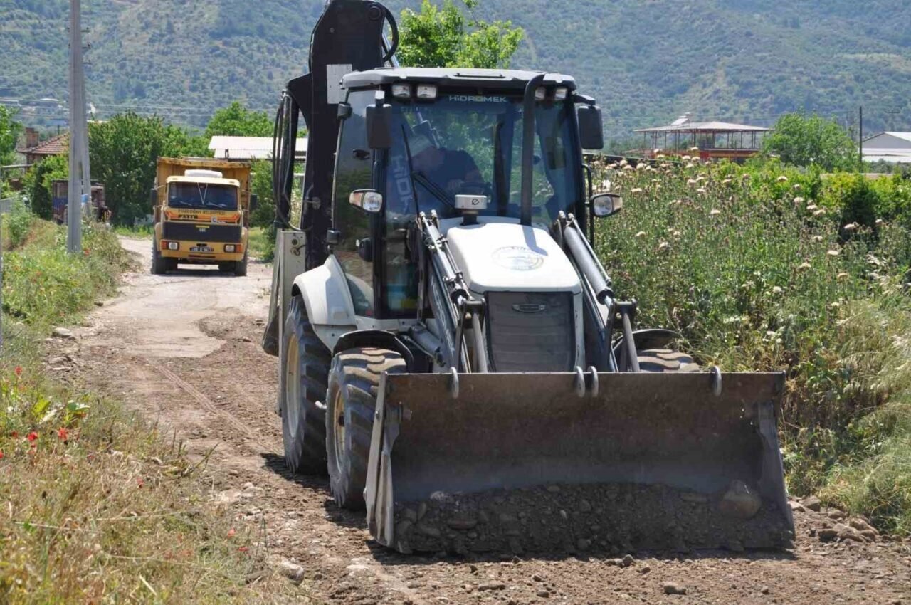 Bozdoğan Belediyesi’nden ova yollarına bakım Bozdoğan Belediyesi’nden ova yollarına bakım