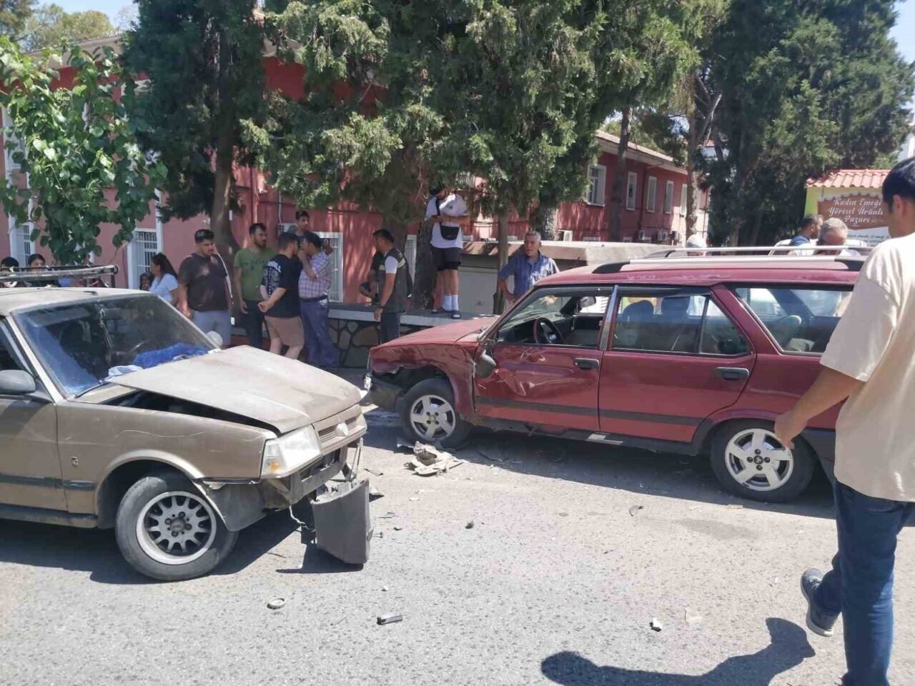 Bozdoğan’da zincirleme trafik kazası: 2 yaralı Bozdoğan’da zincirleme trafik kazası: 2 yaralı
