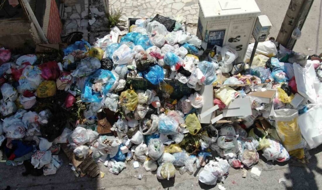 İzmir’in Buca ilçesinde, uzun süredir maaşlarını alamayan belediye işçilerinin eylemi