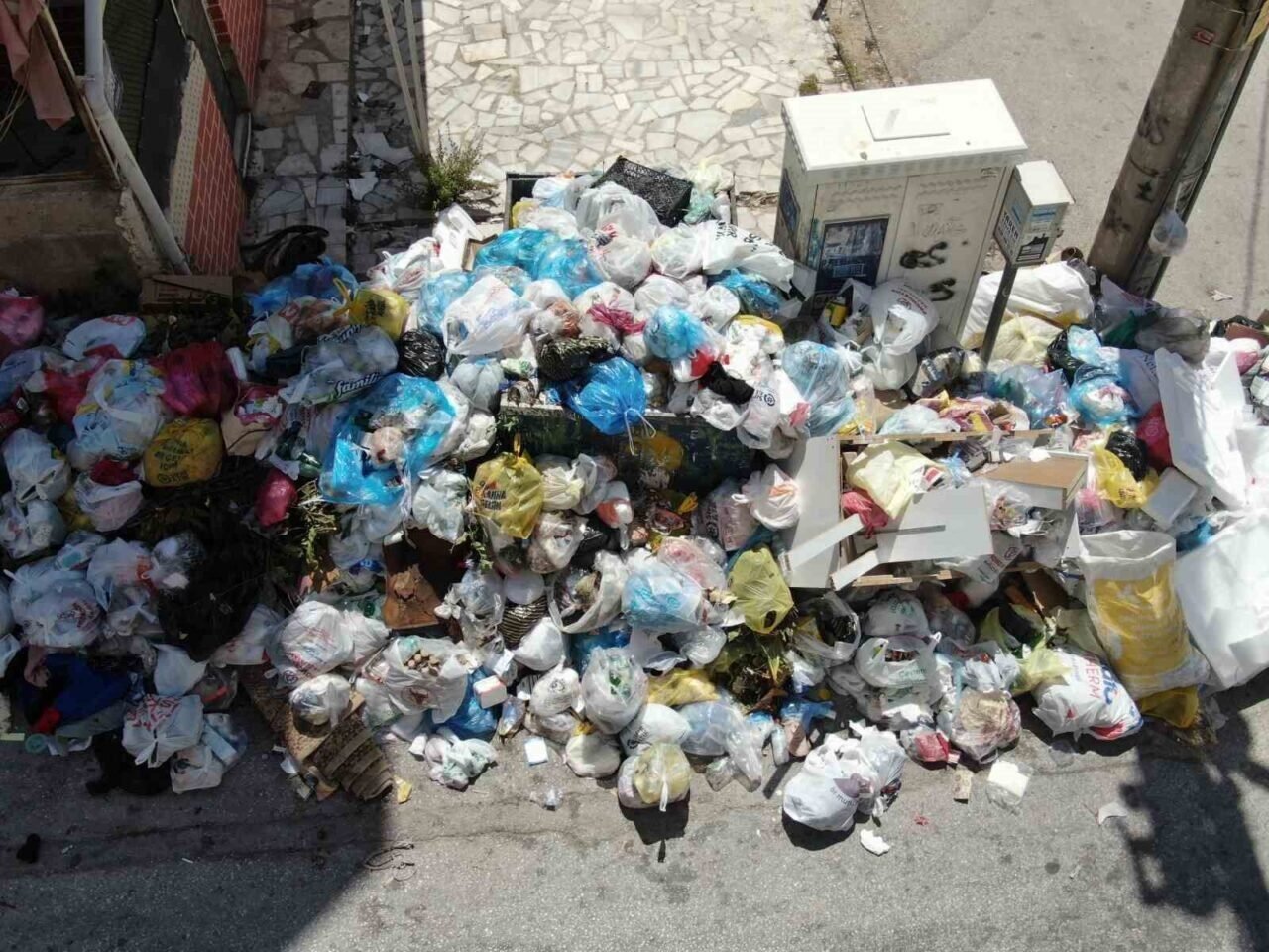 Buca sokaklarında çöpler hastalık yayacak boyuta geldi, vatandaş tedirgin