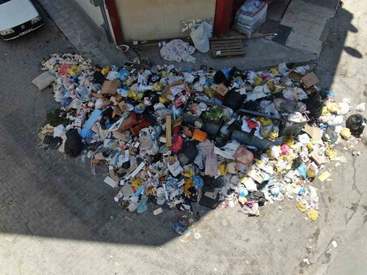 Buca sokaklarında çöpler hastalık yayacak boyuta geldi, vatandaş tedirgin