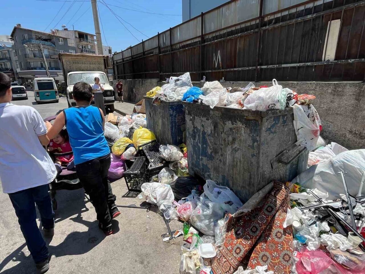 Buca’da işçi eyleminin üçüncü günü: Sokaklar çöp koktu, vatandaş isyan etti