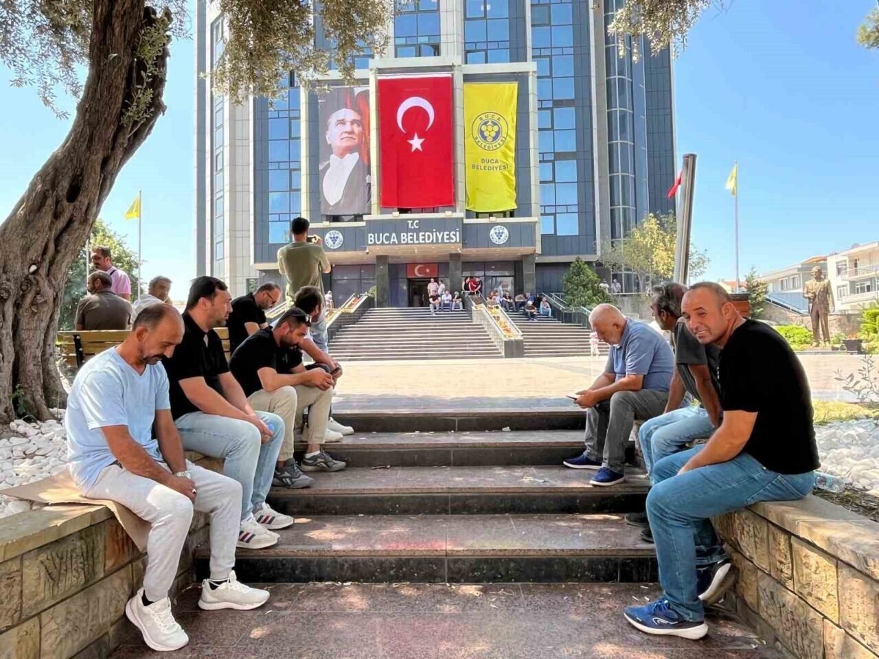 Buca’da maaş krizi sürüyor: İşçiler parasız, sokaklar çöp dolu