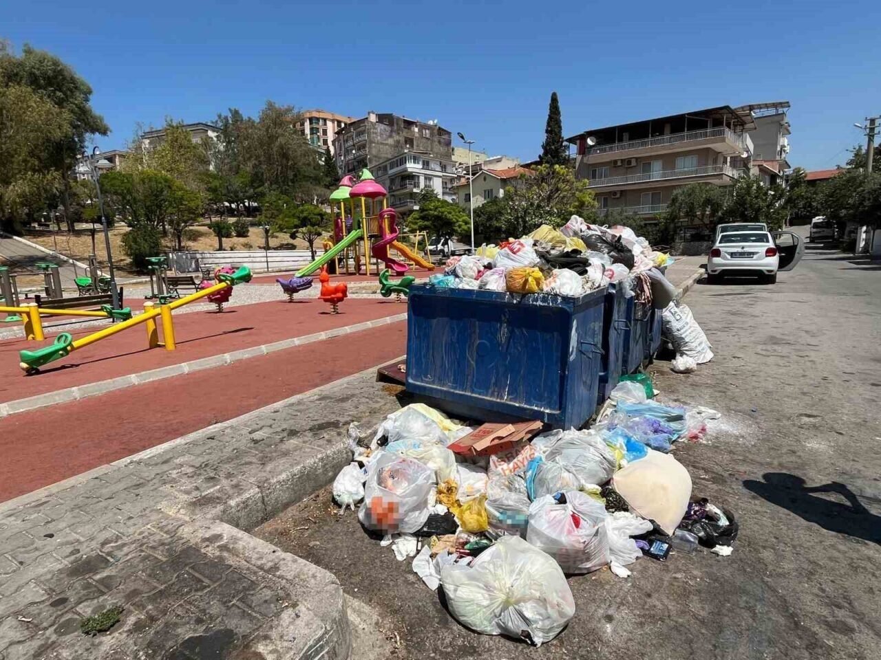 Buca’da maaş krizi sürüyor: İşçiler parasız, sokaklar çöp dolu