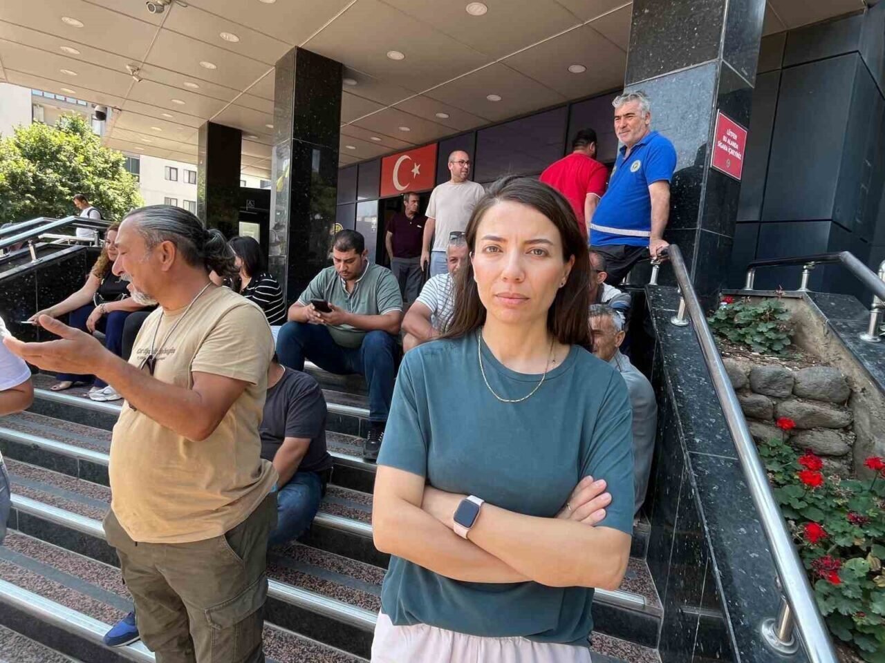 Buca’da maaş krizi sürüyor: İşçiler parasız, sokaklar çöp dolu