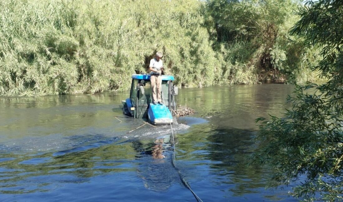 Aydın’ın Efeler ilçesinde Büyük Menderes nehrinden traktörü ile geçmeye çalışan