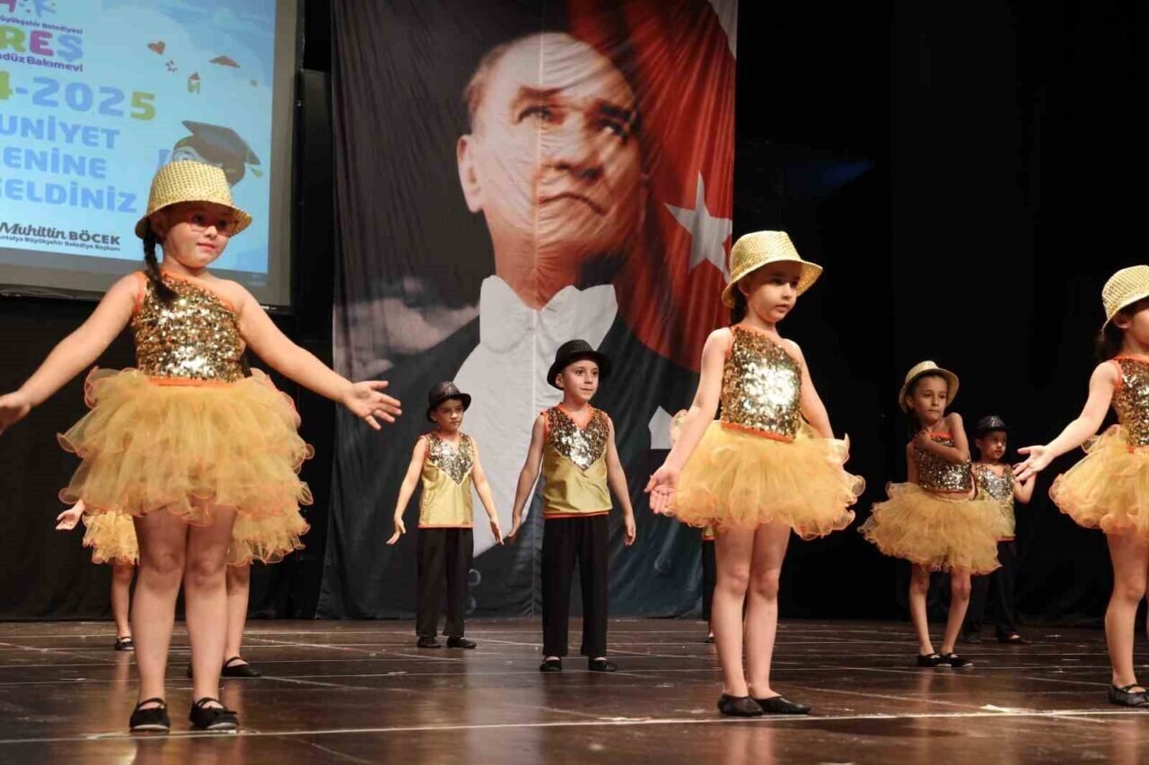 Büyükşehir kreşlerinde 208 öğrenci kep fırlatıp mezun oldu