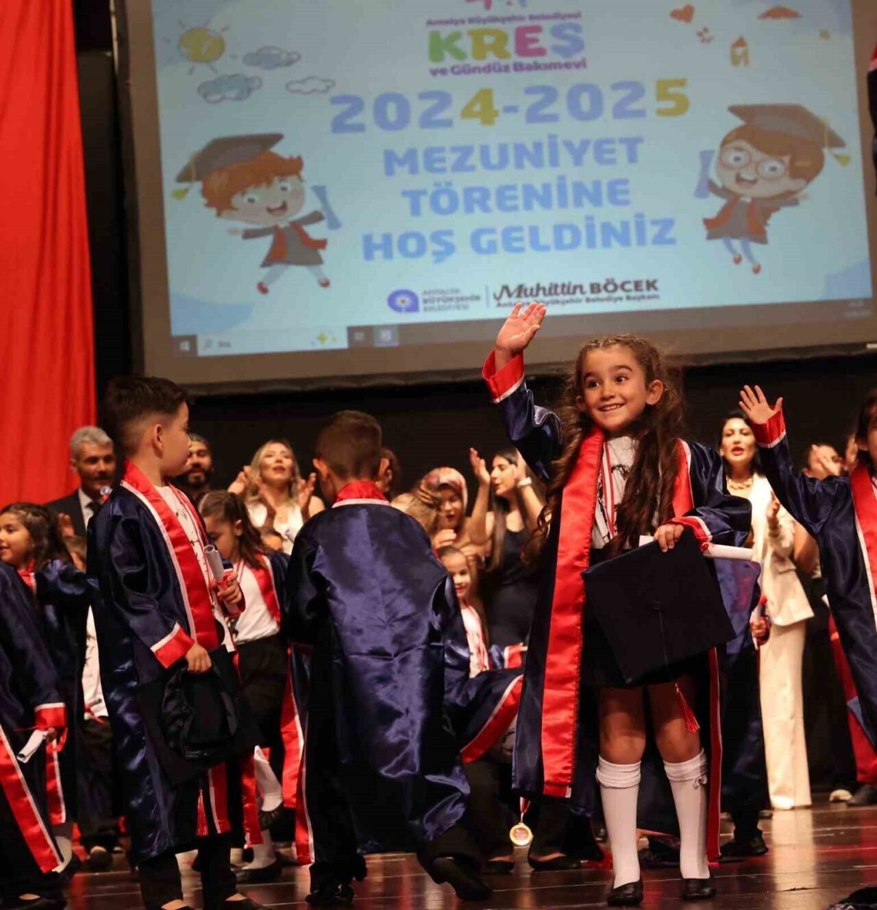 Büyükşehir kreşlerinde 208 öğrenci kep fırlatıp mezun oldu
