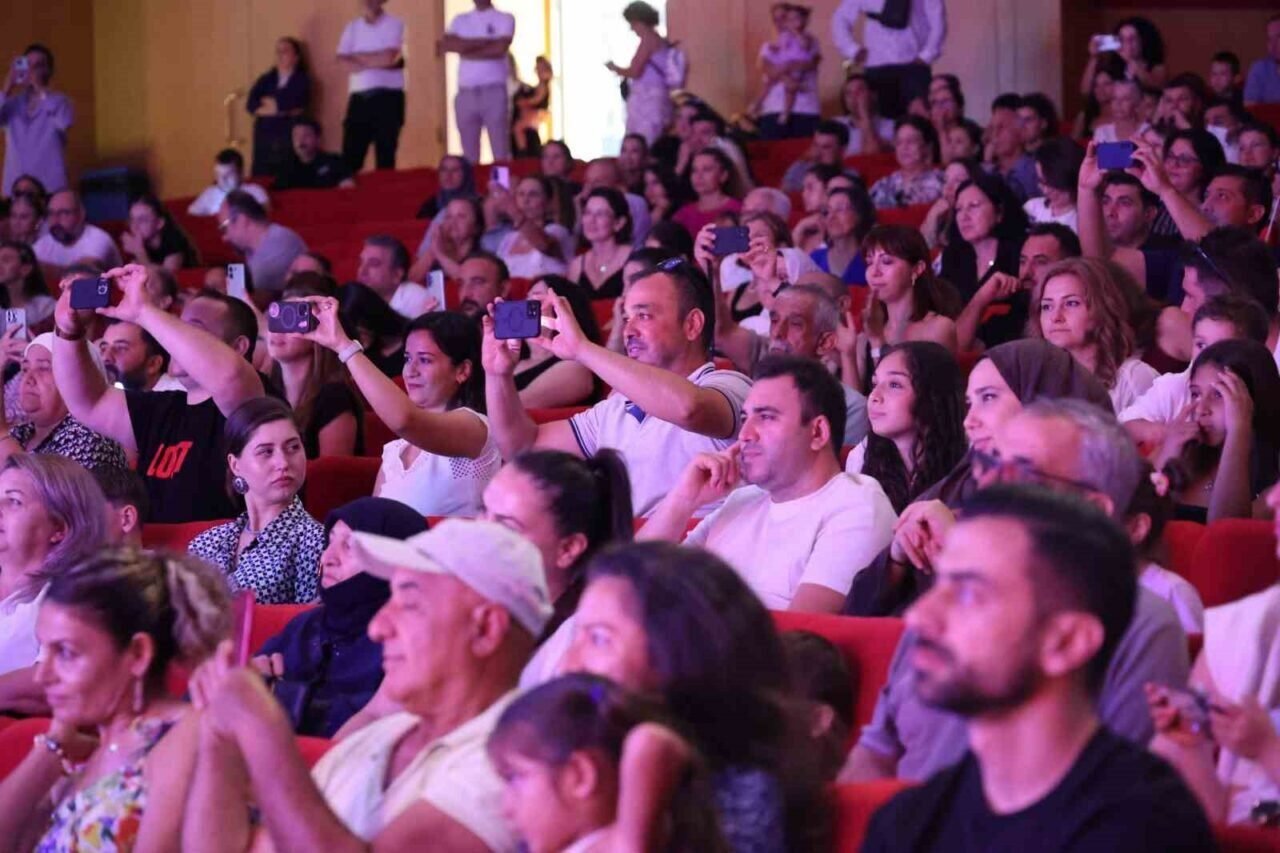 Büyükşehir kreşlerinde 208 öğrenci kep fırlatıp mezun oldu