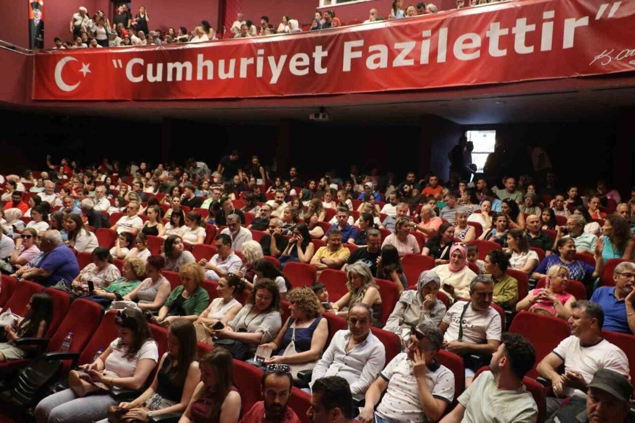 Büyükşehir’in ‘Lokanta’ tiyatrosu büyük beğeni topladı