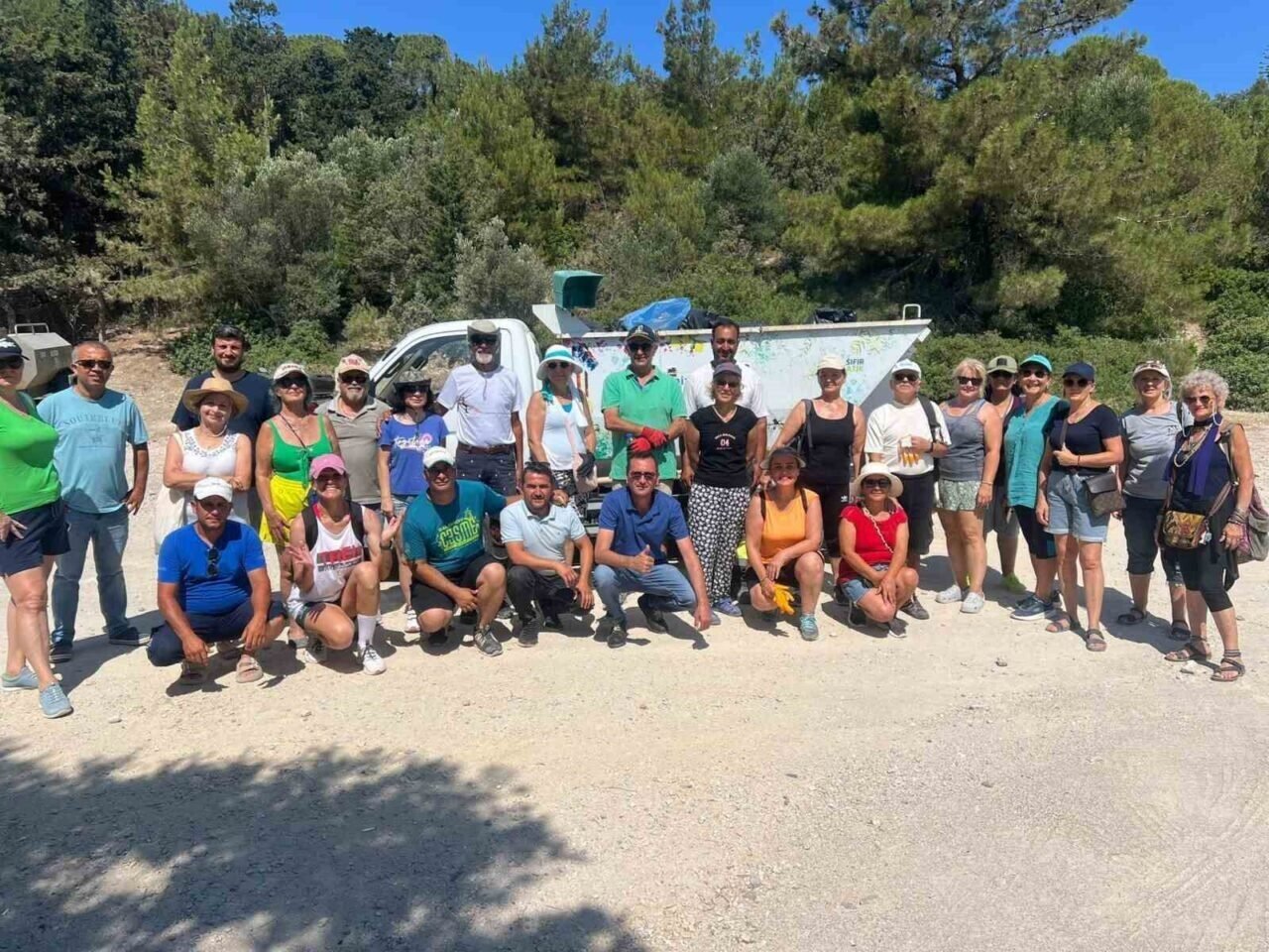 Çeşme’de duyarlı vatandaşlardan örnek temizlik etkinliği Çeşme’de duyarlı vatandaşlardan örnek temizlik etkinliği
