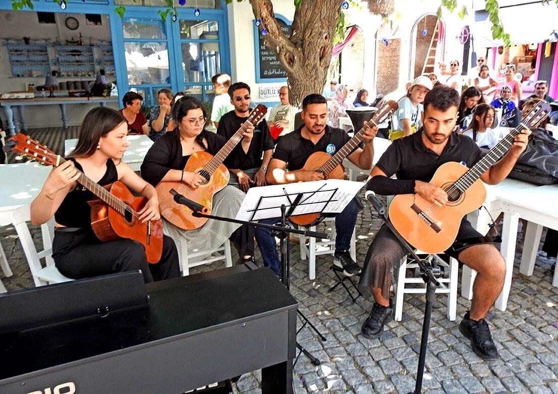 Çeşme’de, öğrencilerden geri dönüşüme duyarlı yıl sonu etkinliği