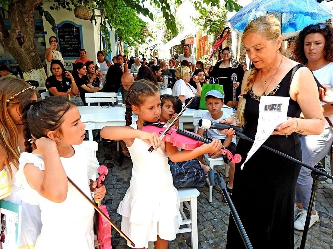 Çeşme’de, öğrencilerden geri dönüşüme duyarlı yıl sonu etkinliği
