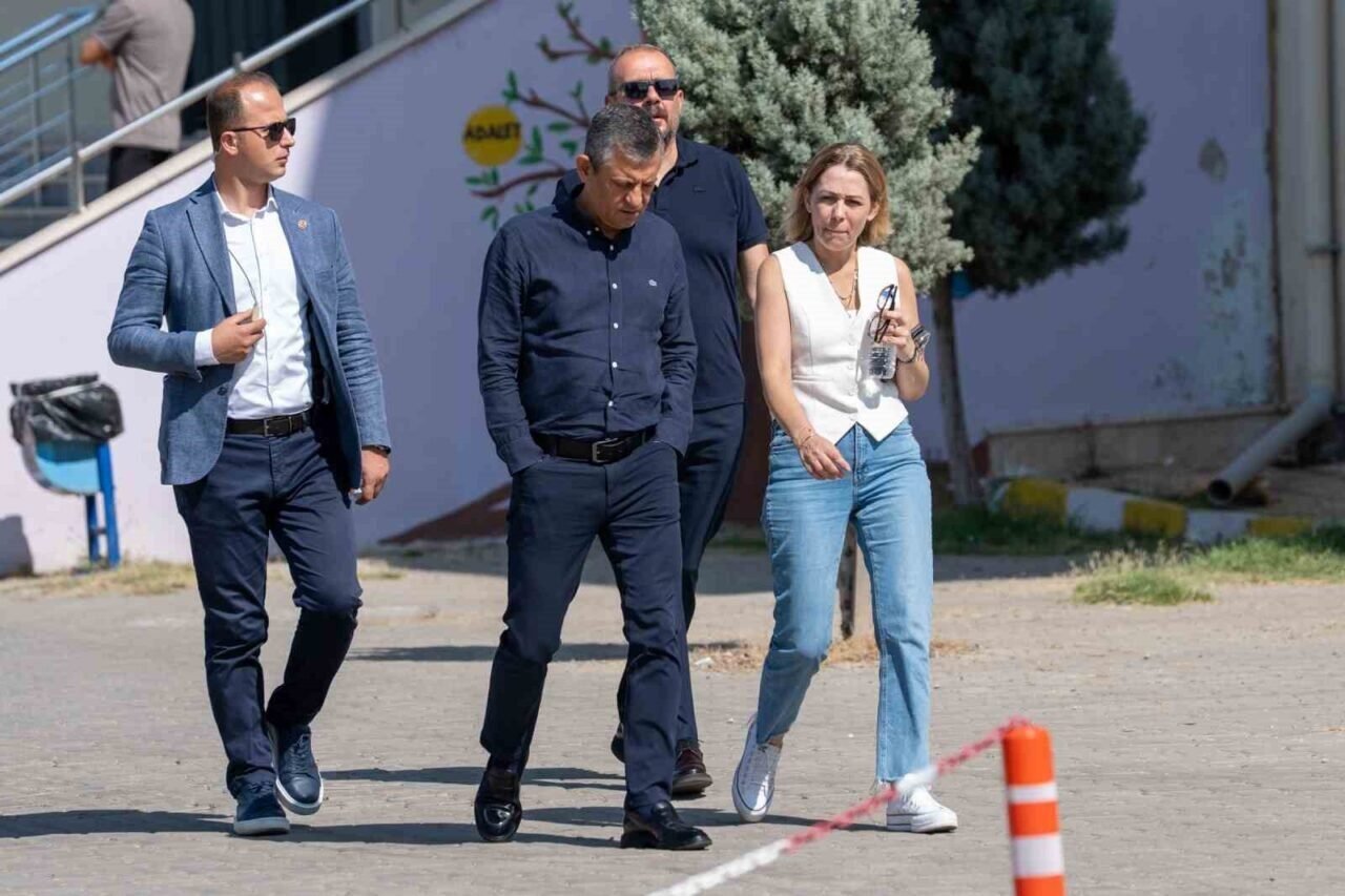 CHP lideri Özel, Başkan Zeyrek’in kızını YKS’nin ikinci oturumunda da yalnız bırakmadı