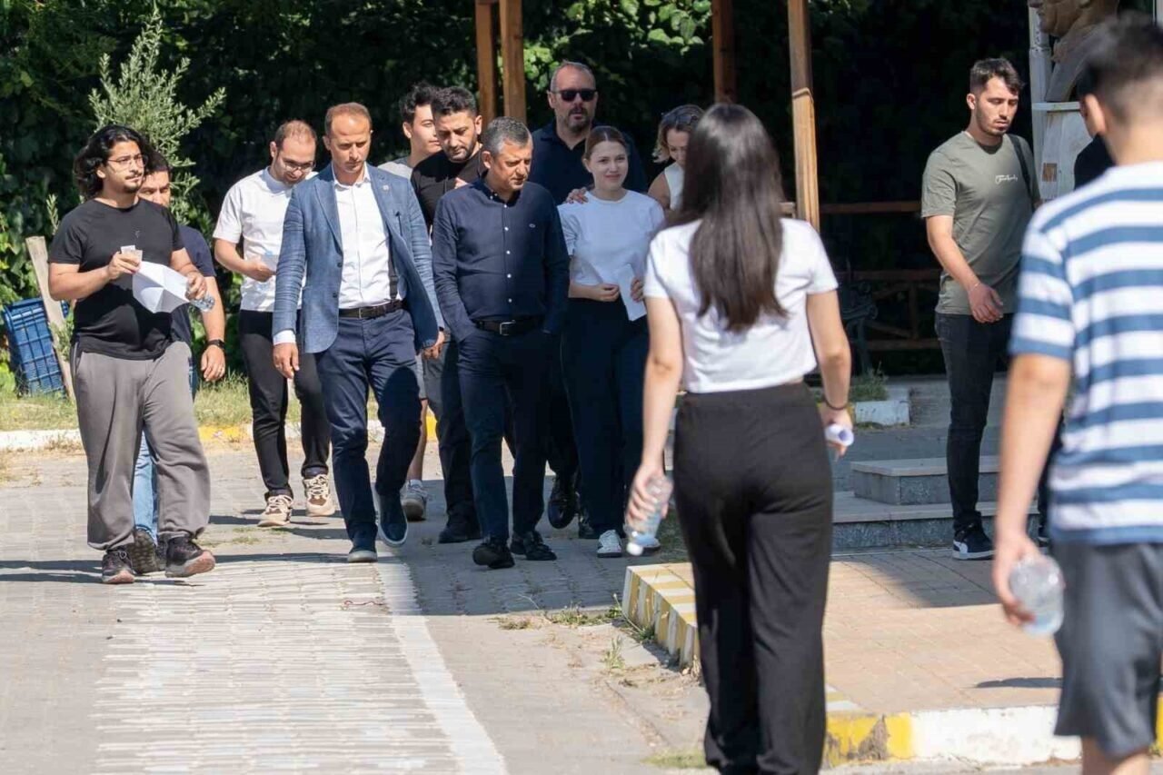 CHP lideri Özel, Başkan Zeyrek’in kızını YKS’nin ikinci oturumunda da yalnız bırakmadı