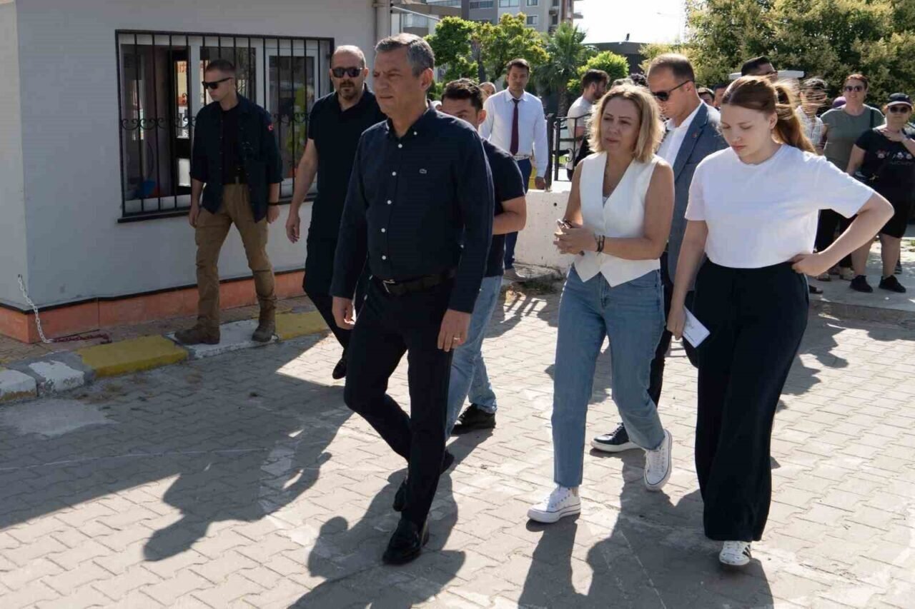 CHP lideri Özel, Başkan Zeyrek’in kızını YKS’nin ikinci oturumunda da yalnız bırakmadı