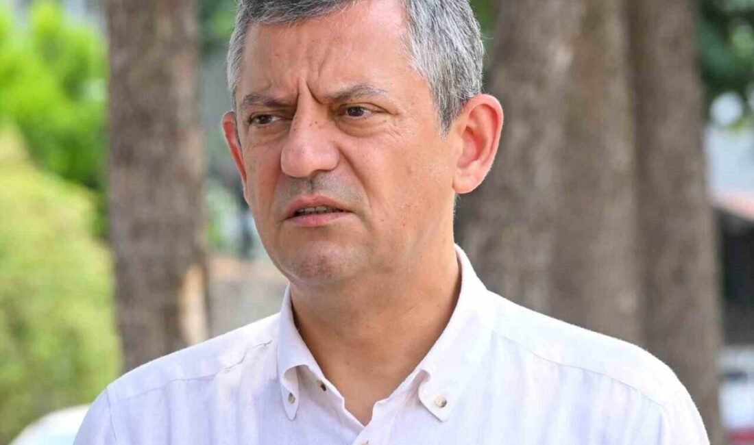 CHP Genel Başkanı Özgür Özel Manisa’da basın mensuplarına gündemi değerlendirdi.