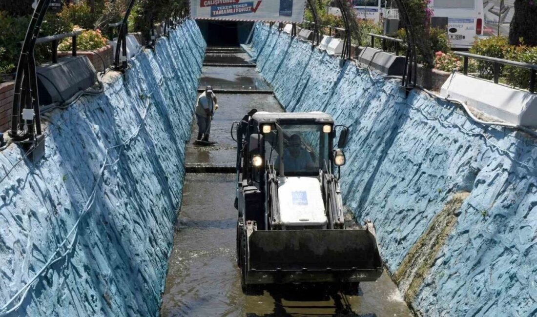 Kuşadası Belediyesi, kent merkezinden geçen Damlacık Deresi’nde, detaylı hijyen ve