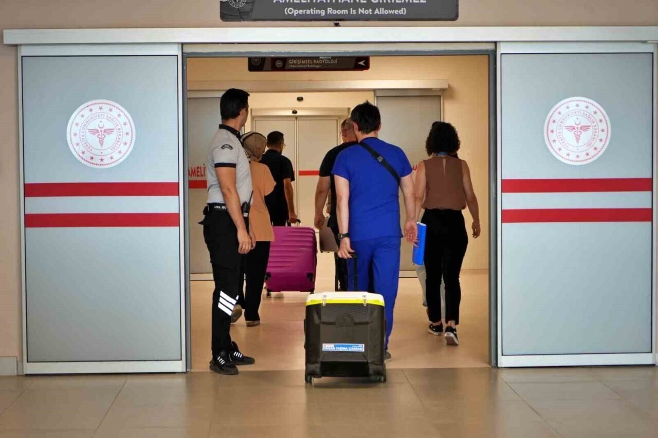Darp sonucu hayatını kaybeden oğlunun bağışlanan kalbini, dua ederek uğurladı