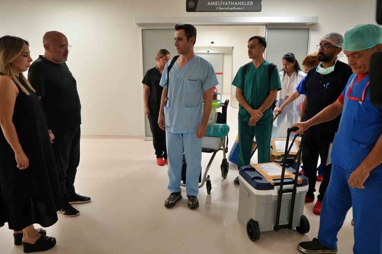 Darp sonucu hayatını kaybeden oğlunun bağışlanan kalbini, dua ederek uğurladı