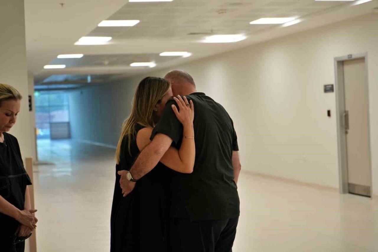 Darp sonucu hayatını kaybeden oğlunun bağışlanan kalbini, dua ederek uğurladı