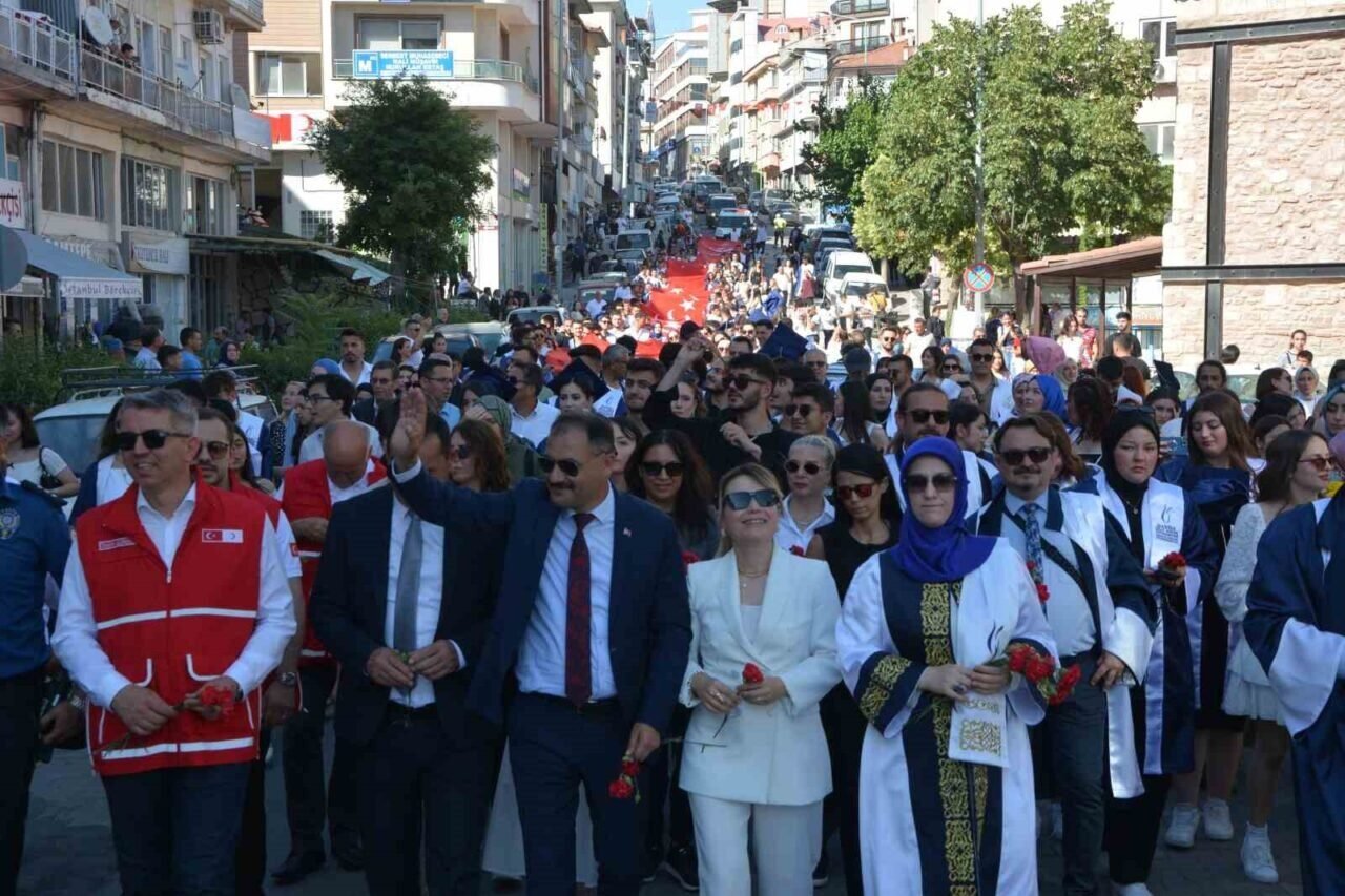 Demirci’de mezuniyet coşkusu, öğrenciler karanfillerle uğurlandı