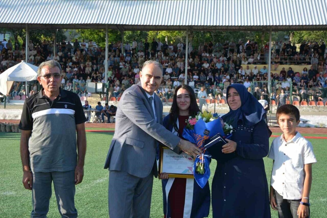 Demirci’de mezuniyet coşkusu, öğrenciler karanfillerle uğurlandı