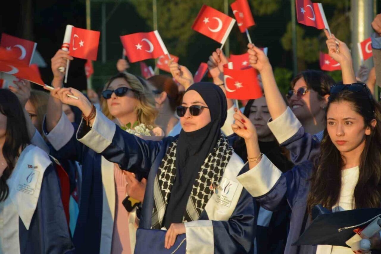Demirci’de mezuniyet coşkusu, öğrenciler karanfillerle uğurlandı Demirci’de mezuniyet coşkusu, öğrenciler karanfillerle uğurlandı