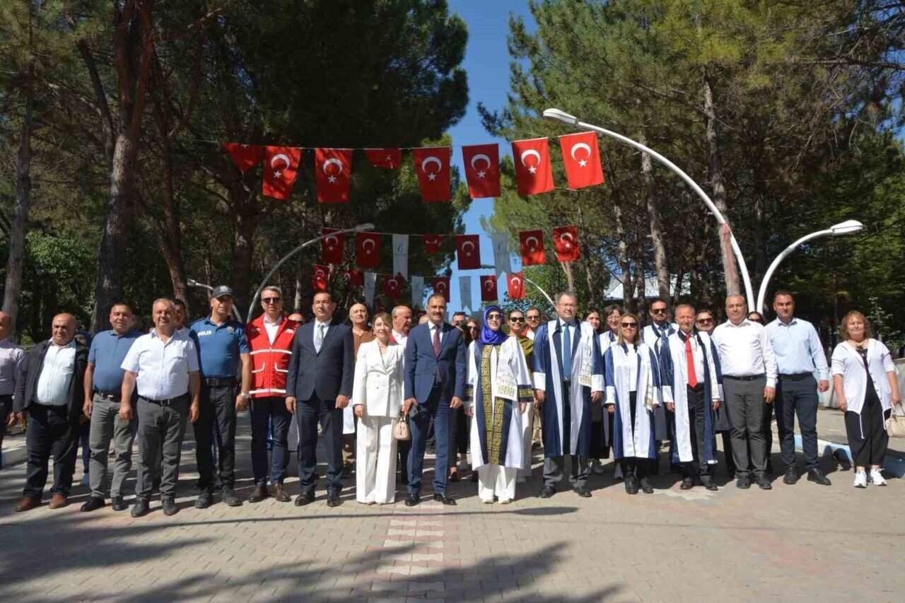 Demirci’de mezuniyet coşkusu, öğrenciler karanfillerle uğurlandı