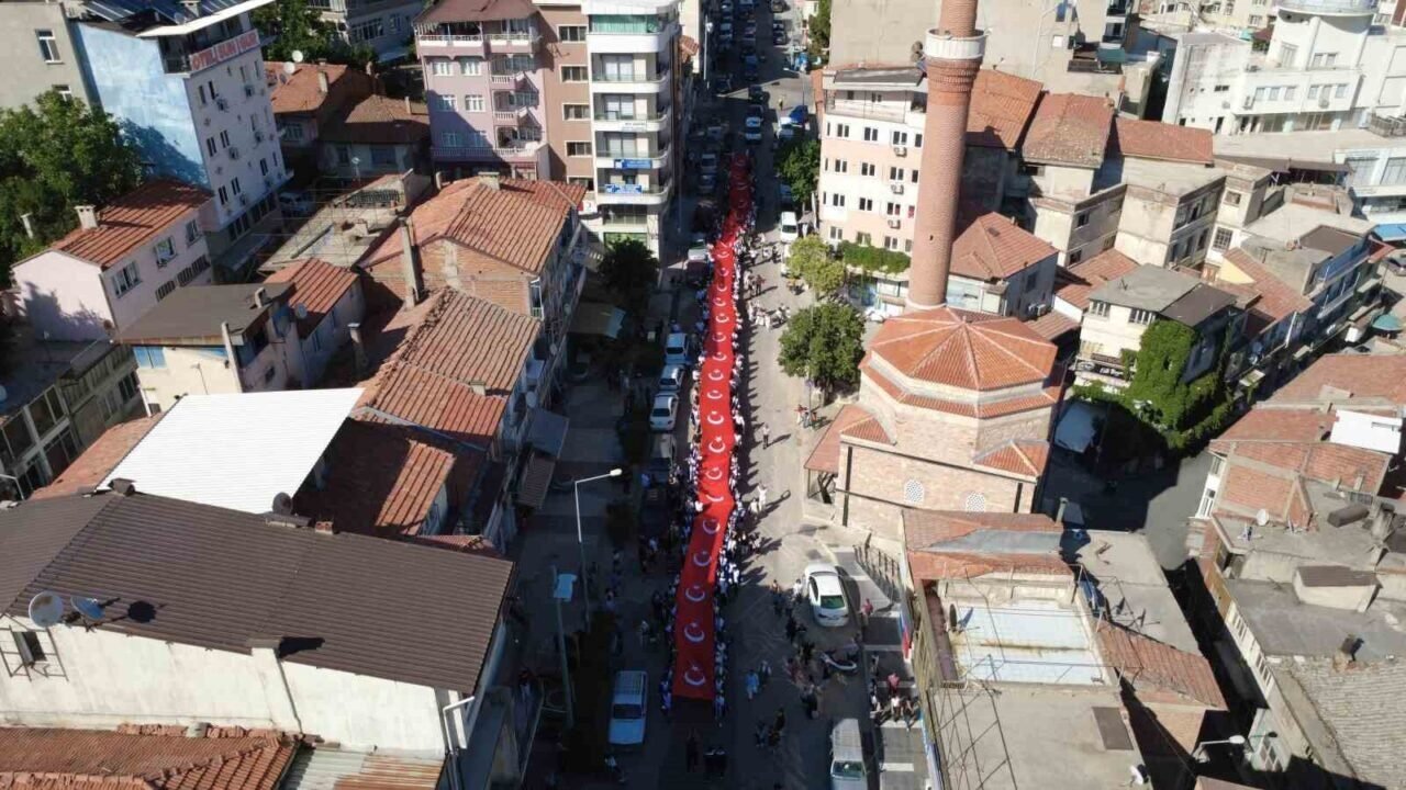 Demirci’de mezuniyet coşkusu, öğrenciler karanfillerle uğurlandı