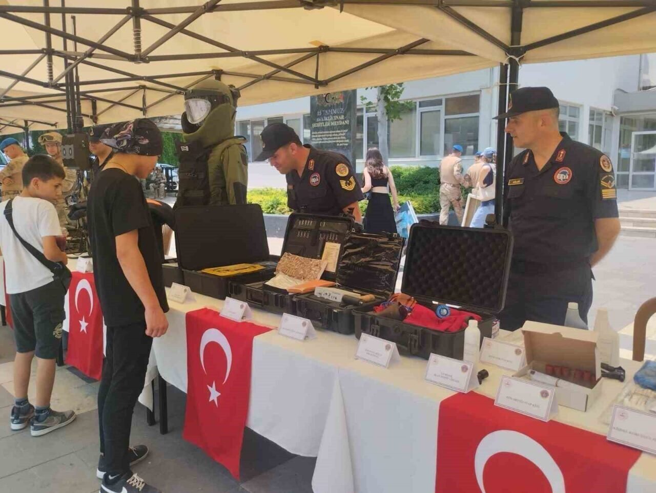 Denizli İl Jandarma Komutanlığı teknolojik donanımını vatandaşlara tanıttı