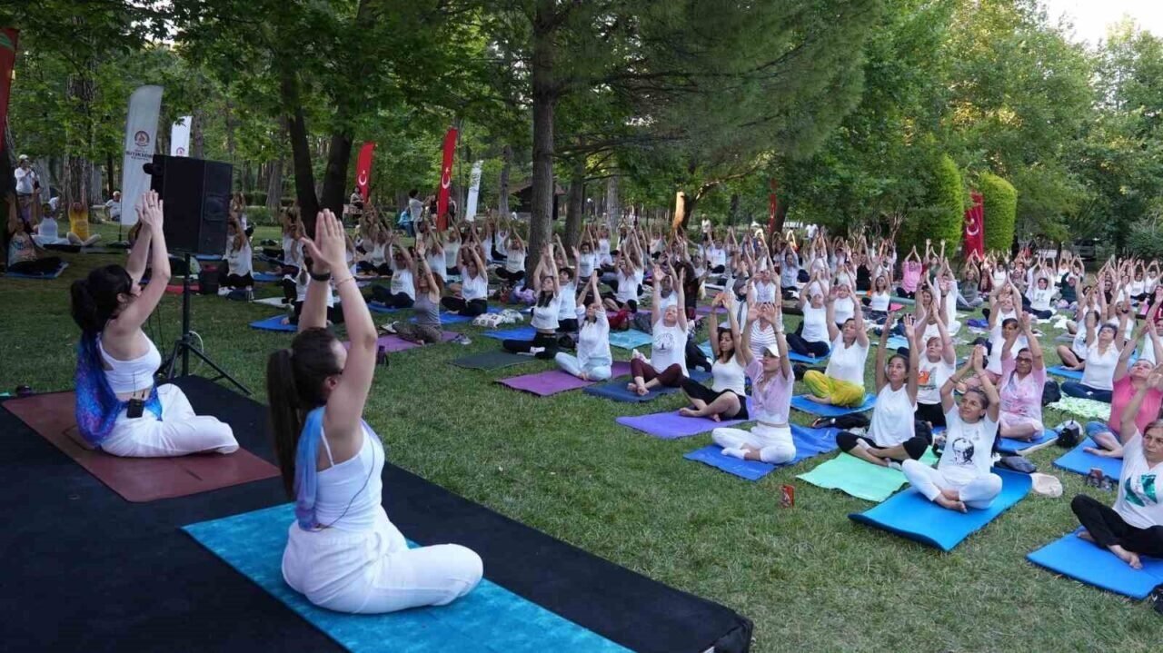 Denizli’de 300 kadın aynı anda yoga yaptı