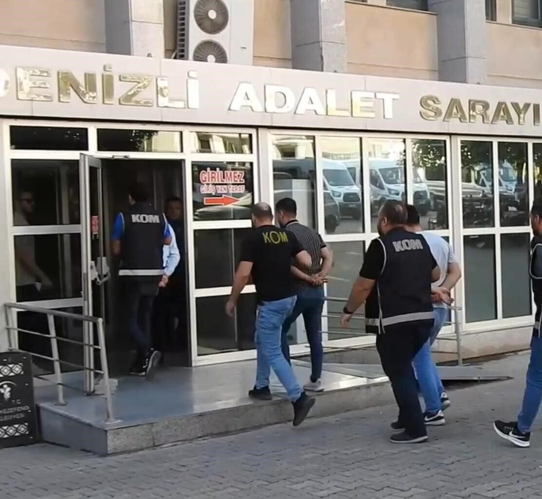 Denizli’de 5 kişiyi mağdur eden 3 şüpheli 10 milyonluk senetle yakalandı Denizli’de 5 kişiyi mağdur eden 3 şüpheli 10 milyonluk senetle yakalandı