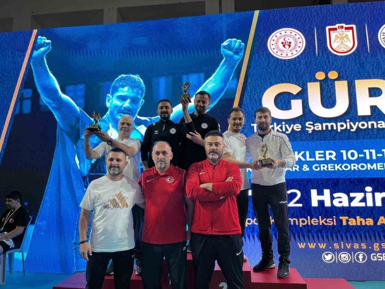 Denizlili güreşçiler Sivas’ta fırtına gibi esti