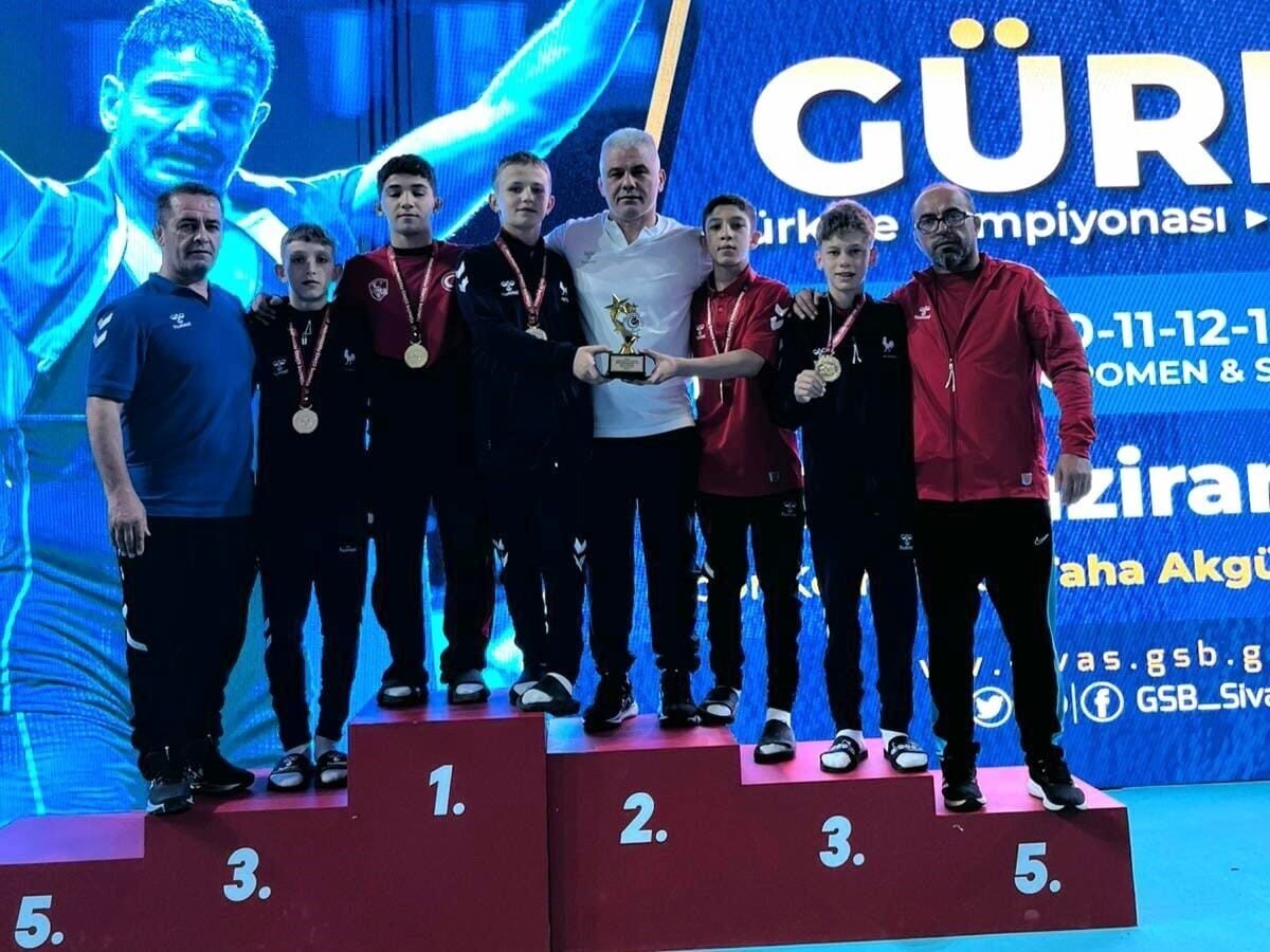 Denizlili güreşçiler Sivas’ta fırtına gibi esti