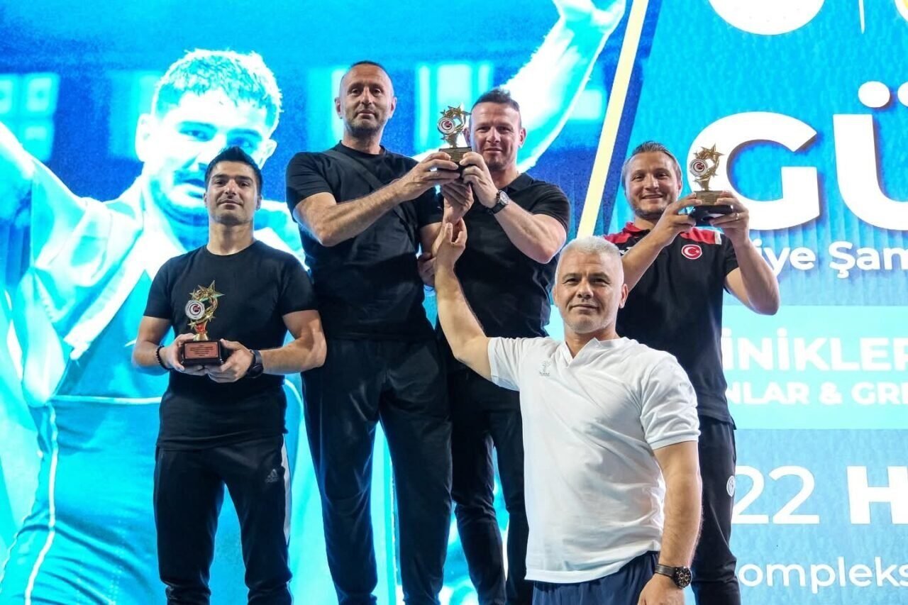 Denizlili güreşçiler Sivas’ta fırtına gibi esti