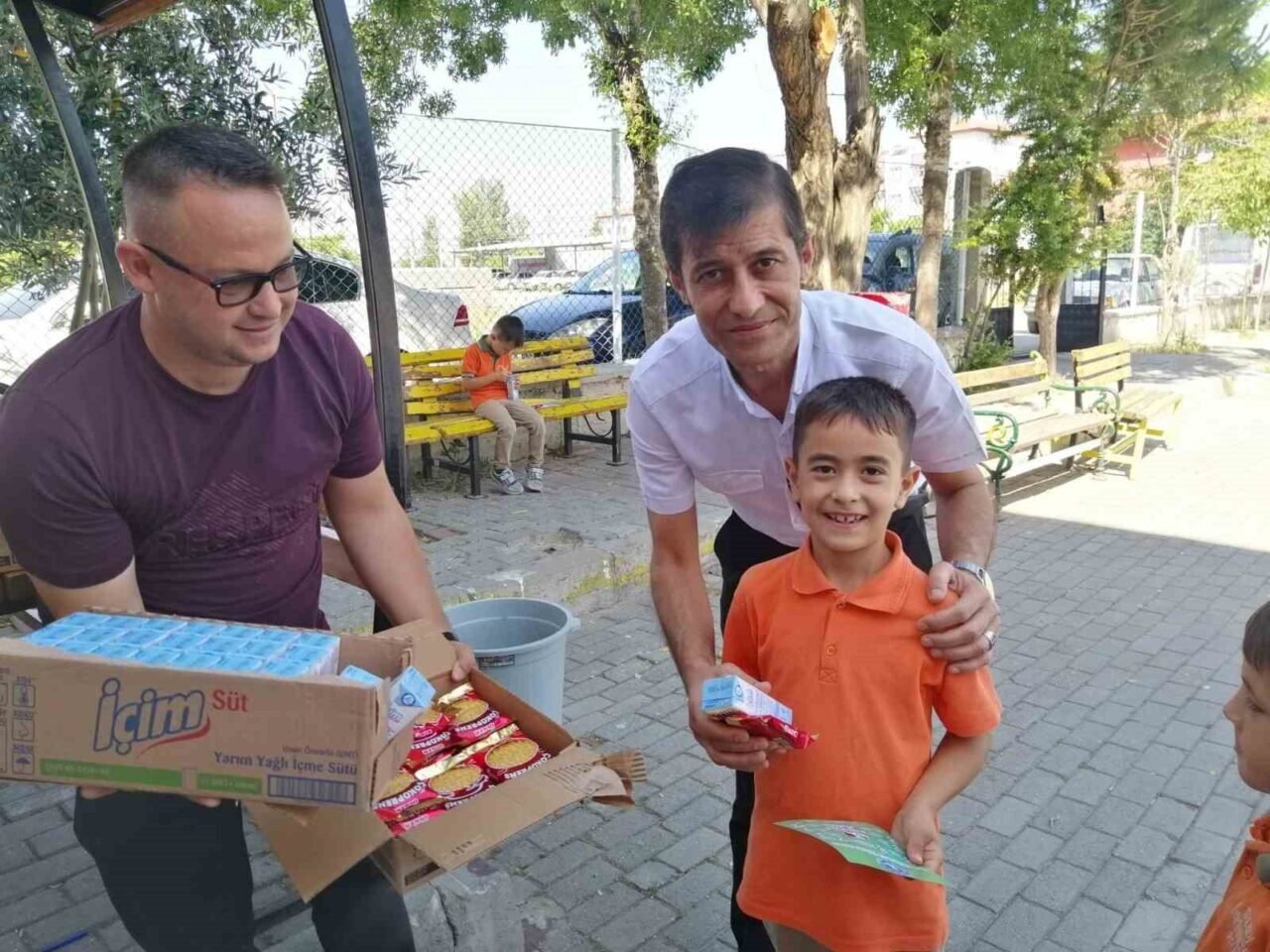 Dünya Süt Gününde öğrencilere süt dağıtıldı Dünya Süt Gününde öğrencilere süt dağıtıldı