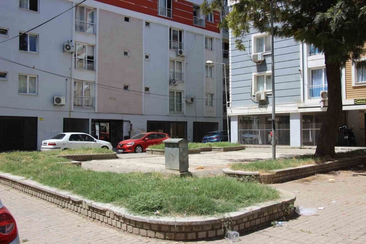 Efeler Belediyesi ilgilenmeyince, çocukların oynayacağı alan çöplüğe döndü