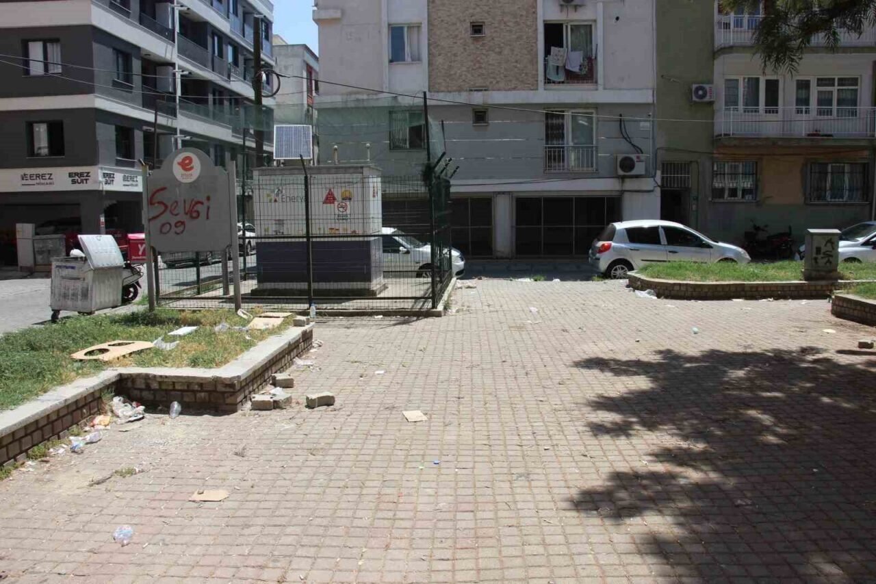 Efeler Belediyesi ilgilenmeyince, çocukların oynayacağı alan çöplüğe döndü