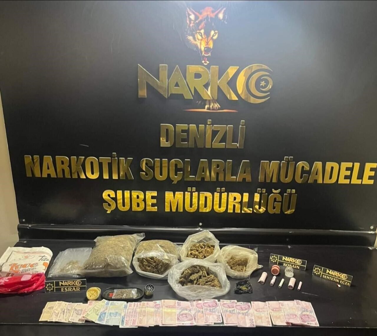 Evinde 2.3 kilogram esrar ile yakalanan zehir taciri tutuklandı Evinde 2.3 kilogram esrar ile yakalanan zehir taciri tutuklandı