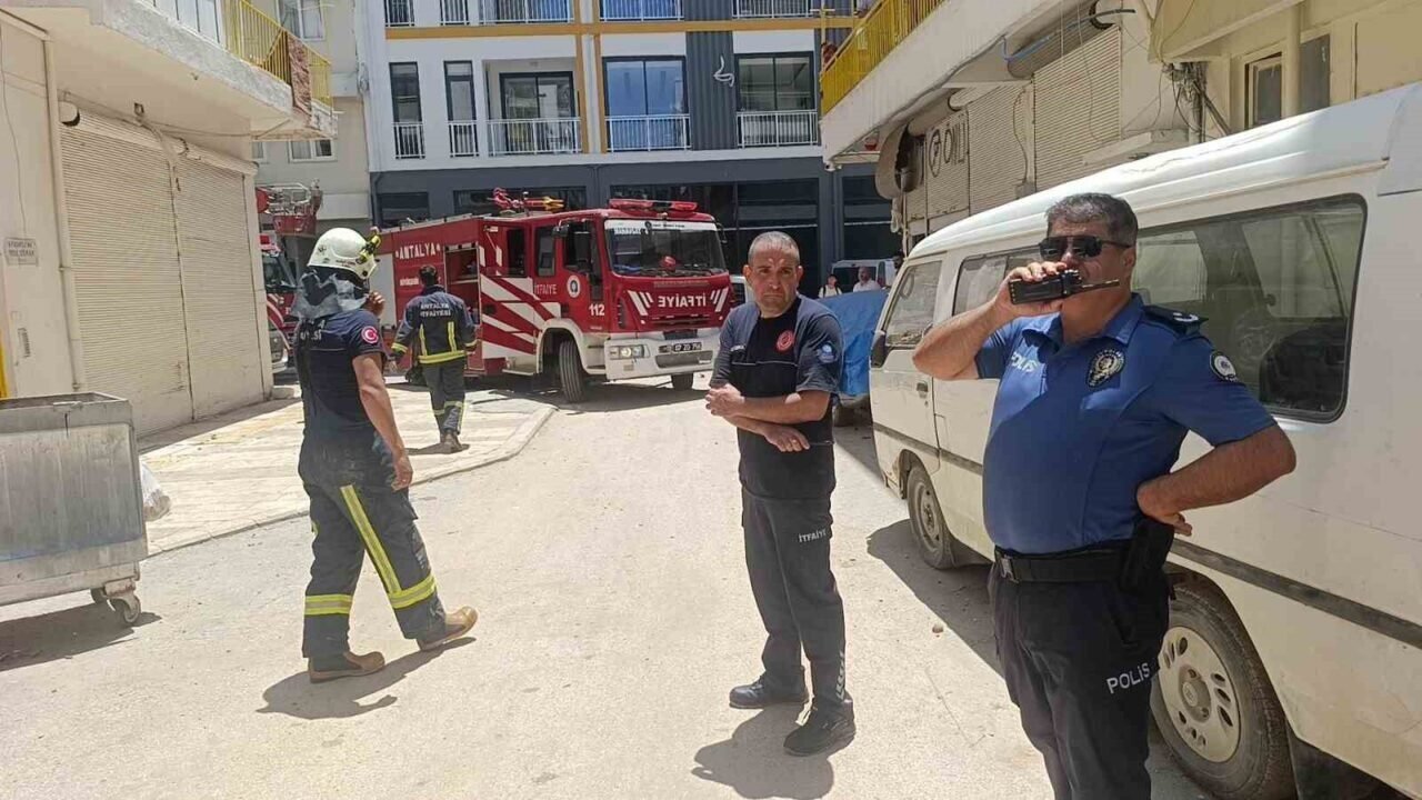 Evini yakmaya çalıştı, itfaiye ekipleri alevleri büyümeden söndürdü Evini yakmaya çalıştı, itfaiye ekipleri alevleri büyümeden söndürdü