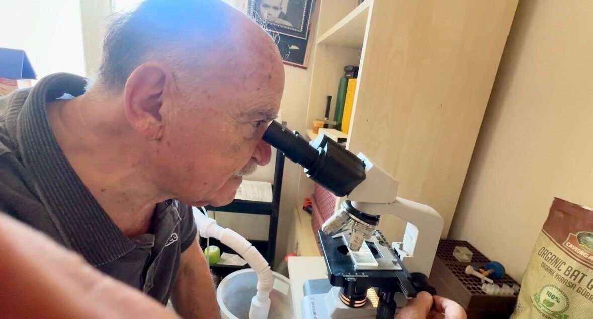 Evinin bir odasını labaratuvar haline getirdi, araştırmalarına ara vermedi